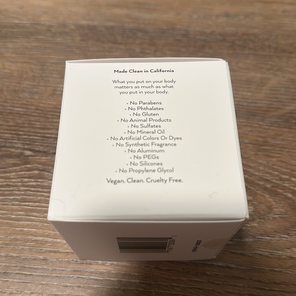 Alo luminizing face moisturizer - Picture 3 of 5